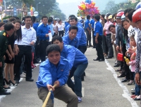 Trò chơi kéo co - một trong những hoạt động thu hút thanh niên